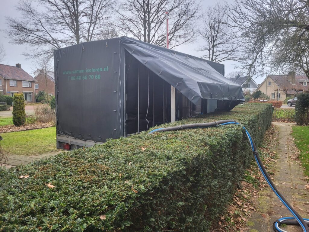 Aanhanger met isolatiemachine